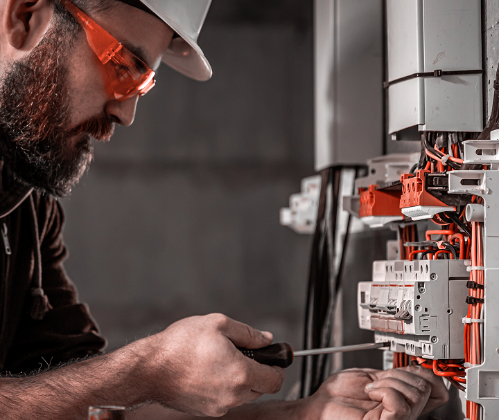 Électricien travaillant sur un panneau électrique.