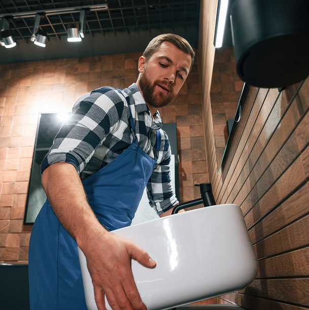 Plombier installant un lavabo moderne