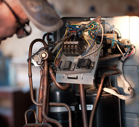 Technicien réparant un appareil électronique ouvert